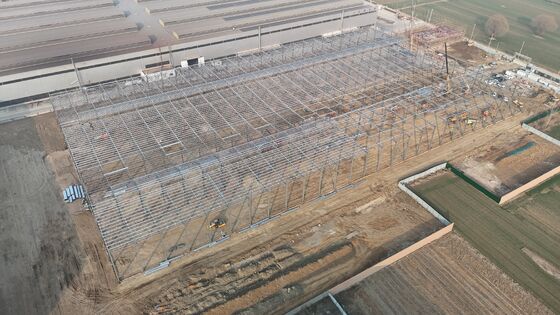 Lagerhaus-Dachstruktur mit vorgefertigten Stahlbauteilen zur schnelleren Montage und Konstruktion in Logistikanlagen