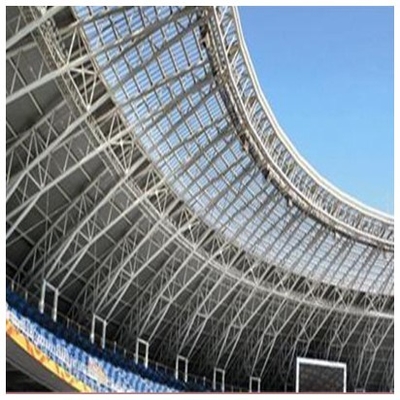 S235JR Vorgefertigte Stahlkonstruktion mit 150 mm leichtem Dach für Sporthalle