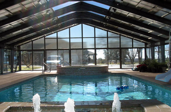 Klarboyas für überdachte Pools verbessern das natürliche Licht und die Ästhetik.