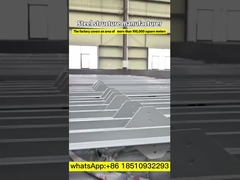 Große Velux-Doppelkuppel-Scheinwerfer mit gebogenem Aluminiumrahmen für elegant gestaltete Gebäude